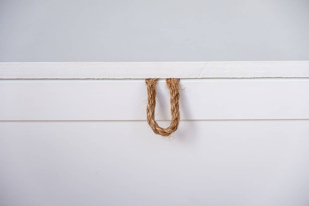 Rope pull with lid closed